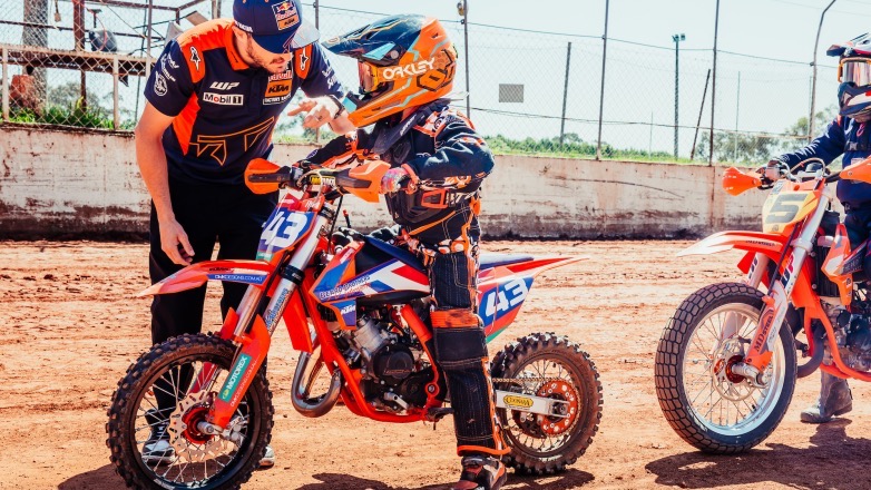 Ο JACK MILLER συνδέεται με την επόμενη γενιά αναβατών!