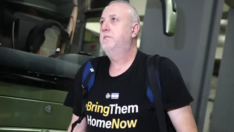 Με μπλουζάκια για τους ομήρους τα μέλη της Μακάμπι στο ΟΑΚΑ