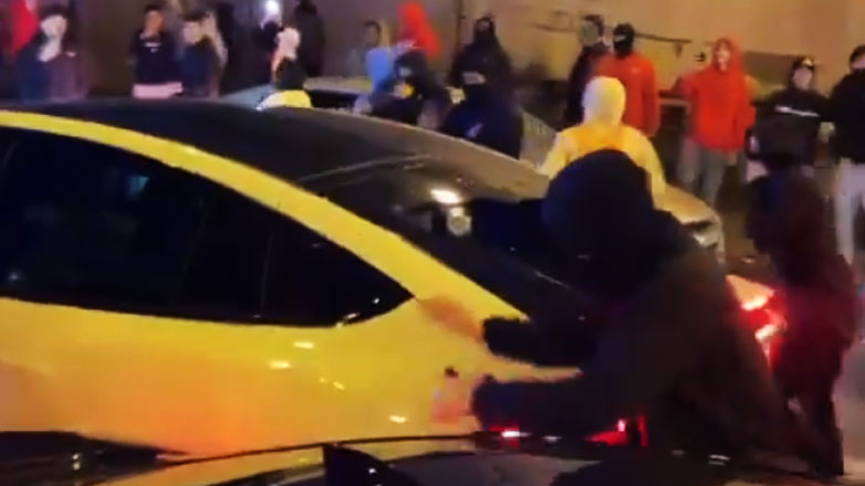 Αδιανόητη επίθεση όχλου σε Tesla οδηγεί σε σκηνές χάους – Θεατής η αστυνομία