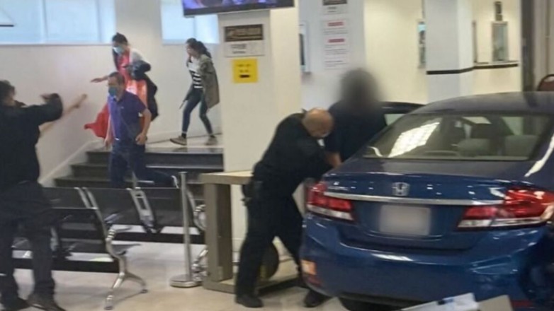 ΗΠΑ: Στην κατοχή του είχε μαχαίρι και τόξο ο άνδρας που «μπούκαρε» με αυτοκίνητο στο κινεζικό προξενείο του Σαν Φρανσίσκο