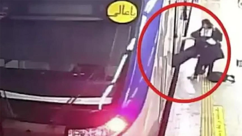 Ιράν: Εγκεφαλικά νεκρή η έφηβη που ξυλοκοπήθηκε από την αστυνομία ηθών στο μετρό