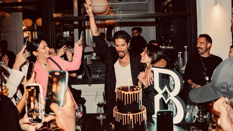 Γιώργος Καράβας: Γιόρτασε τα 41α γενέθλιά του αγκαλιά με τη σύζυγό του και τους celebrities φίλους του