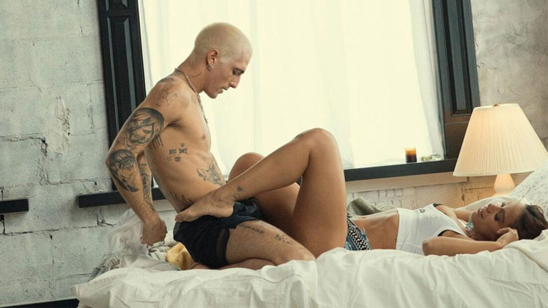 Damiano David: Ο τραγουδιστής των «Maneskin» σε προκλητικές σκηνές στο κρεβάτι με την Anitta στο νέο του clip