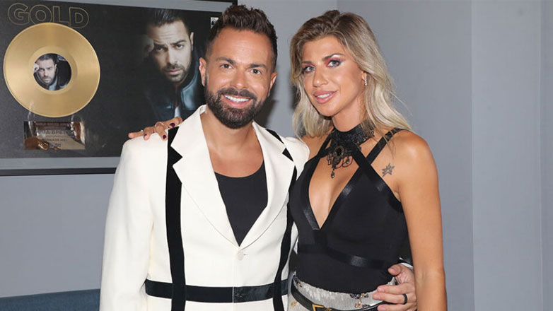 Πρεμιέρα για τον Ηλία Βρεττό – Στο πλευρό του η σύζυγός του, Αναστασία Δεληγιάννη