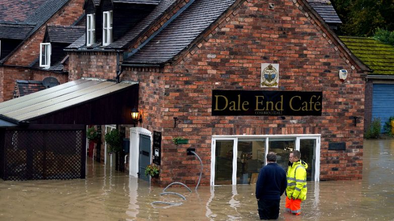 Αγγλία: Τέσσερις νεκροί και μεγάλες καταστροφές από την κακοκαιρία «Μπαμπέτ»