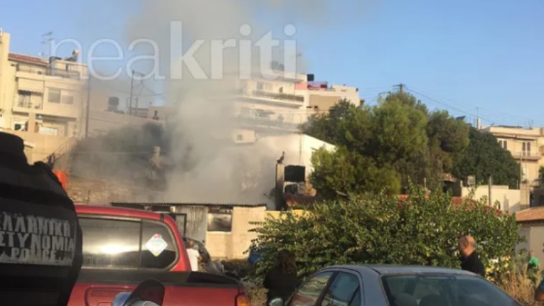 Ηράκλειο: Επιχείρηση της Πυροσβεστικής για την κατάσβεση πυρκαγιάς σε χώρο αποθήκης