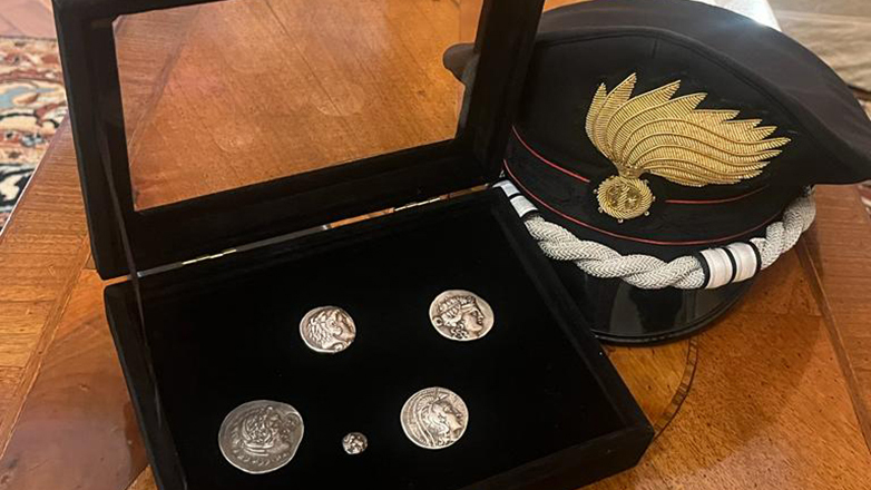 Πέντε αρχαιοελληνικά νομίσματα που είχαν τεθεί προς πώληση στο διαδίκτυο, επέστρεψε η Ιταλία στην Ελλάδα