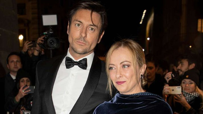 Εκτός τηλεοπτικού «αέρα» ο πρώην σύντροφος της Τζόρτζια Μελόνι – Παραμένει ως συντονιστής