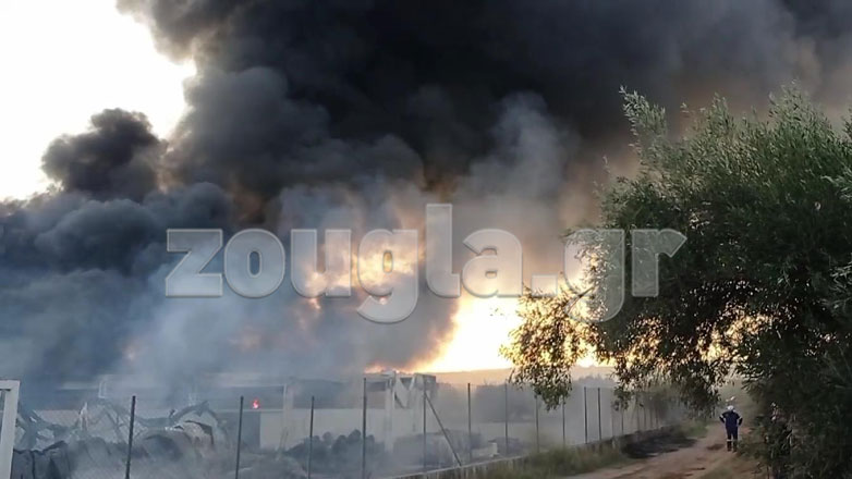 Εύβοια: Υπό έλεγχο η φωτιά σε εργοστάσιο στην Αυλίδα