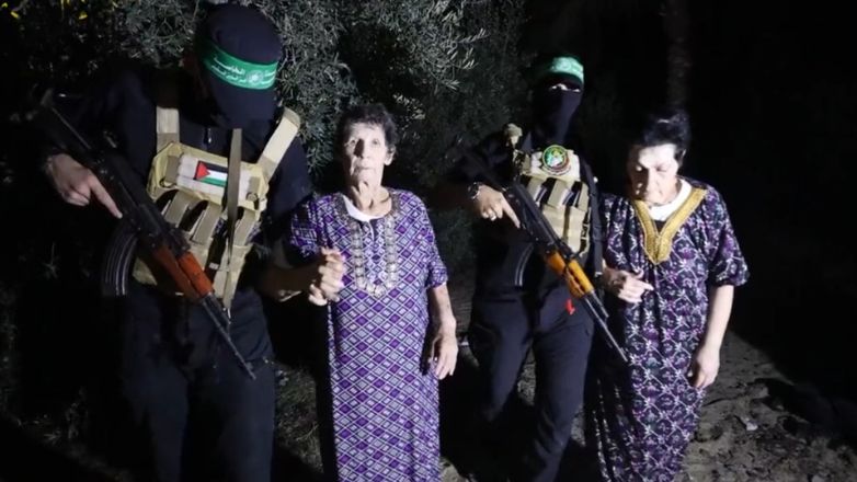 Η στιγμή που οι δύο γυναίκες από το Ισραήλ απελευθερώνονται από τη Χαμάς