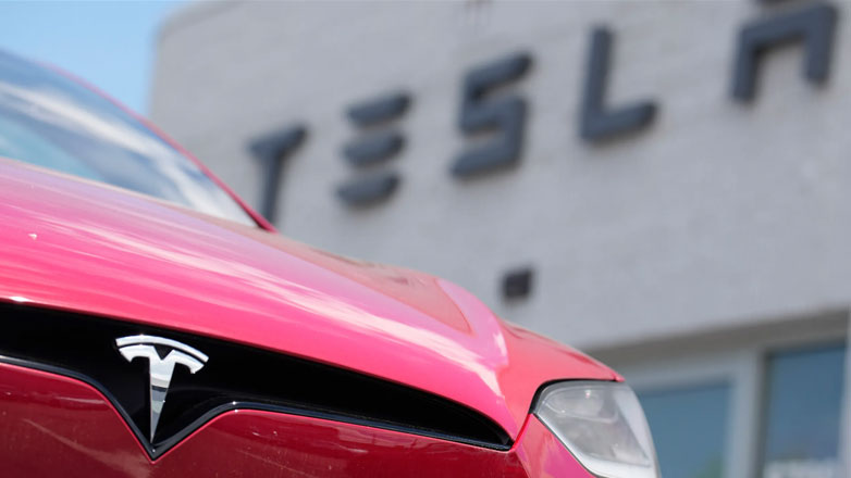 Γιατί το Υπουργείο Δικαιοσύνης των Η.Π.Α. βάζει στο σκαμνί την Tesla;