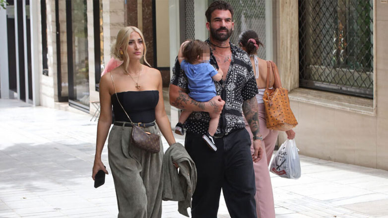 Ιωάννα Τούνη – Δημήτρης Αλεξάνδρου: Βόλτα στο κέντρο της Αθήνας με τον γιο τους Πάρη