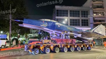 Λάρισα: Μαχητικό αεροσκάφος διέσχισε τους δρόμους της πόλης