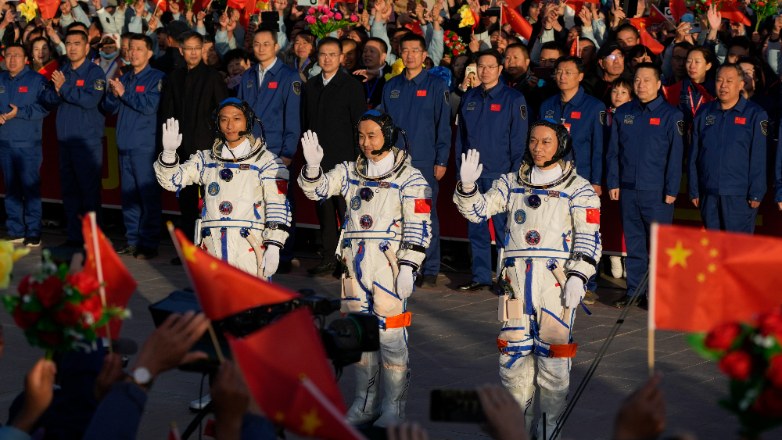 Κίνα: Το νεαρότερο πλήρωμα αστροναυτών κατευθύνεται προς τον διαστημικό σταθμό της χώρας