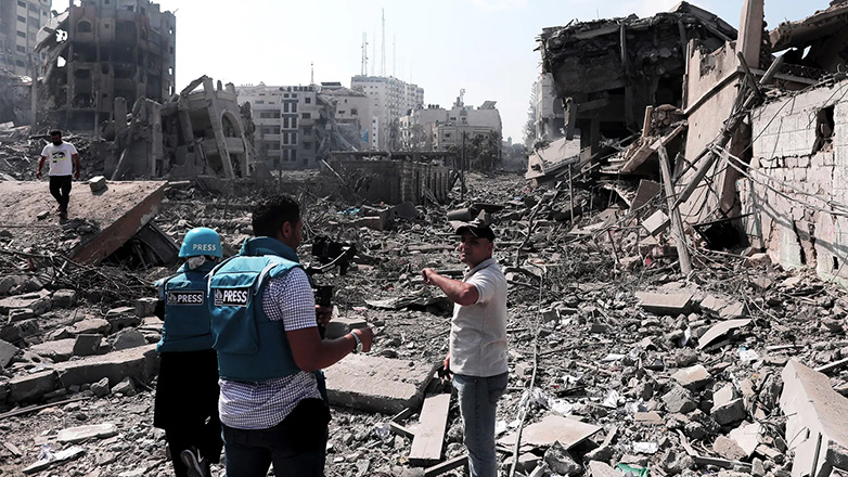 Οι δημοσιογράφοι στη Γάζα στρέφονται σε ραδιόφωνα και γεννήτριες για να συνεχίσουν να μεταδίδονται οι ειδήσεις