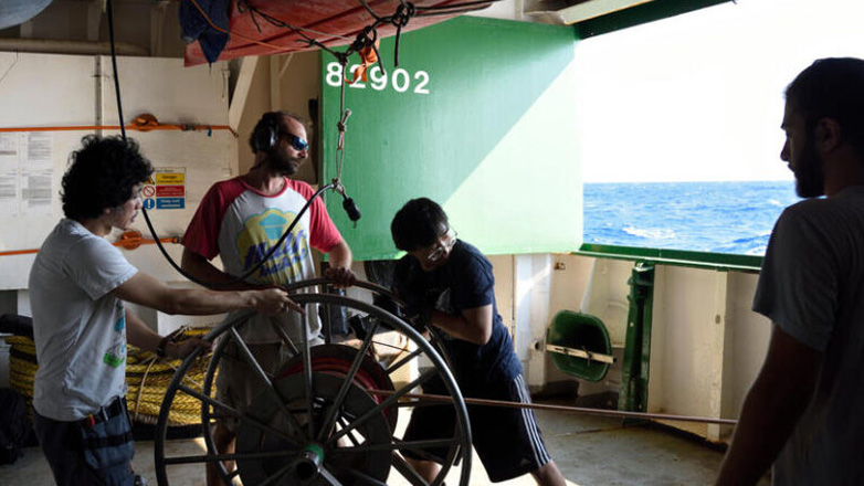 Έρευνα Greenpeace: Απειλούμενες φάλαινες διαβιούν στην Ελληνική Τάφρο, όπου Κυβέρνηση και εταιρείες σχεδιάζουν εξορύξεις ορυκτού αερίου