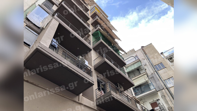 Γυναίκα έπεσε από τον 3ο όροφο πολυκατοικίας στη Λάρισα