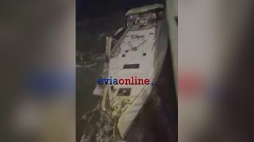 Ιστιοφόρο σκάφος σπάει το κατάρτι του όταν περνάει από τη γέφυρα του Ευρίπου