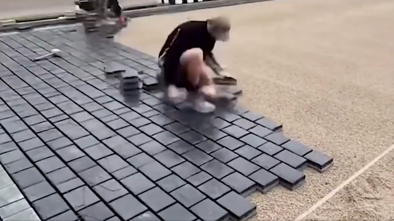 Τοποθέτηση πλακιδίων σε αυλή