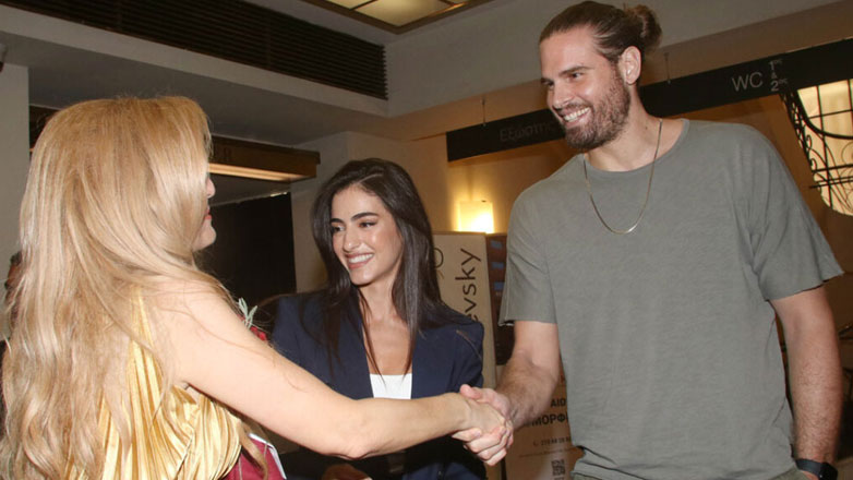 Γιώργος Μπόγρης: Στο θέατρο με μελαχρινή καλλονή