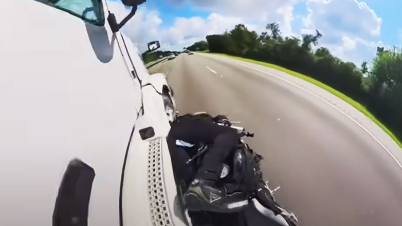 Τι να μη κάνεις ποτέ οδηγώντας μηχανή! Σοκαριστικό τροχαίο δείχνει γιατί οι δρόμοι δεν είναι πίστες