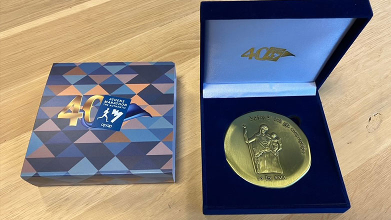 Αυθεντικός Μαραθώνιος Αθήνας: Το μήνυμα ειρήνης του επετειακού μεταλλίου πιο επίκαιρο από ποτέ