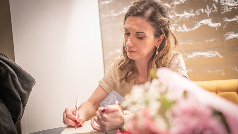 Λαμπρινή Μηνά: Η αστυνομικός που έγραψε για την Αἶσα δυο ανήλικων παιδιών