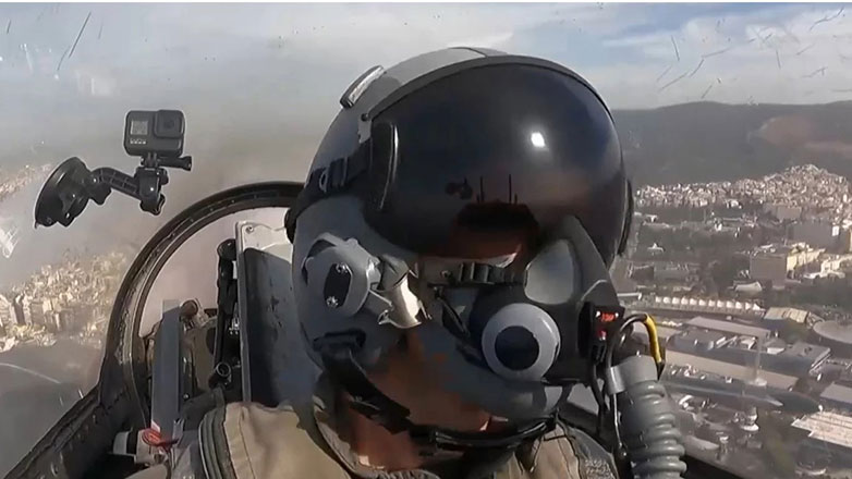 Θεσσαλονίκη: Το μήνυμα του πιλότου της Ομάδας «ΖΕΥΣ»: «Μόνο οι ελεύθερες ψυχές φυλάνε ελεύθερες πατρίδες»