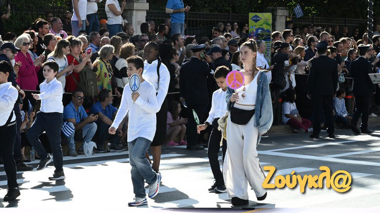 Αθήνα: Mαθητές έκαναν παρέλαση με το σήμα της Ειρήνης για τον πόλεμο στη Γάζα