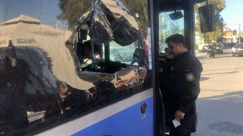 Αρτέμιδα: Άνδρας έσπαγε τα τζάμια λεωφορείου και φώναζε «θα σας σκοτώσω»
