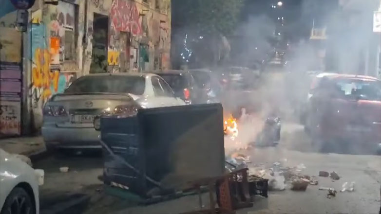 Εξάρχεια: Επεισόδια μετά από καταγγελία για ξυλοδαρμό 17χρονης από αστυνομικούς