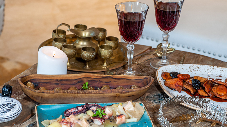 Χαλκιδική: Τρώγοντας …στο ίδιο τραπέζι με τον Δία και τον Ποσειδώνα ή τη Θεοδώρα και τον Ιουστινιανό