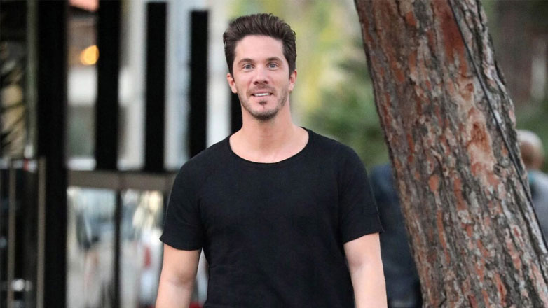 Συγκινημένος ο Νίκος Οικονομόπουλος – Κράτησε την εικόνα της Παναγίας σε λιτανεία