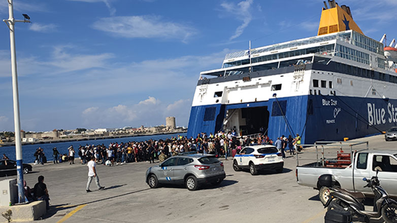 Ρόδος: Μετανάστες και πρόσφυγες εμποδίζουν τον απόπλου πλοίου