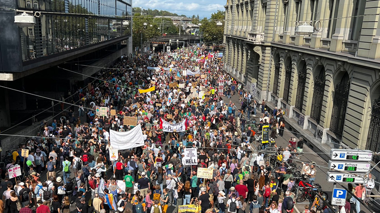 Ελβετία: Δεκάδες χιλιάδες διαδήλωσαν στη Βέρνη υπέρ της προστασίας του κλίματος