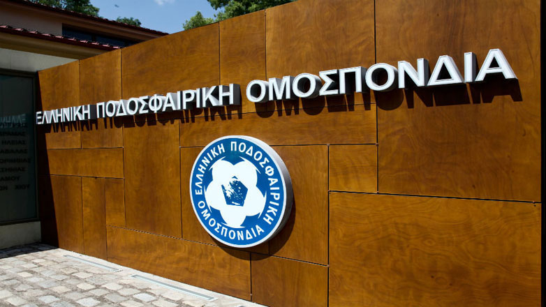 Στα γραφεία της ΕΠΟ οπαδοί του Ολυμπιακού – Κρέμασαν πανό που έγραφε «Greek Football Mafia»