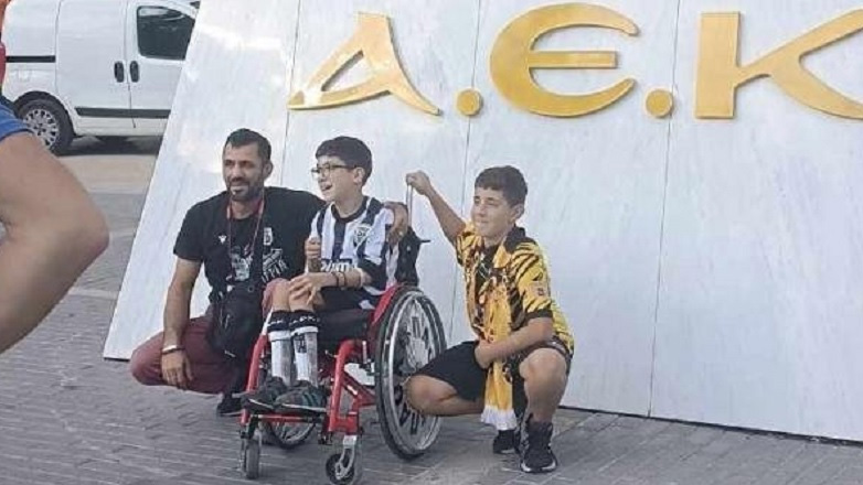 Όμορφη στιγμή πριν το ντέρμπι: Στον αετό της «OPAP Arena» με φανέλα του ΠΑΟΚ ο μικρός Γιάννης!