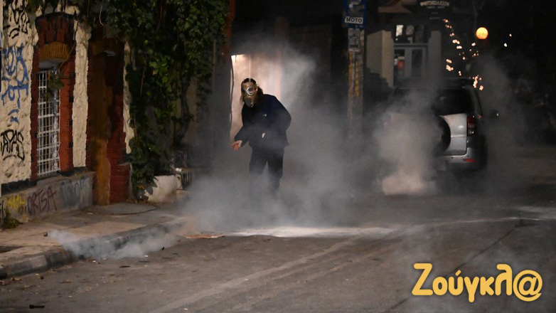 Ένταση στα Εξάρχεια – Μολότοφ μετά την πορεία για τη στήριξη της 16χρονης