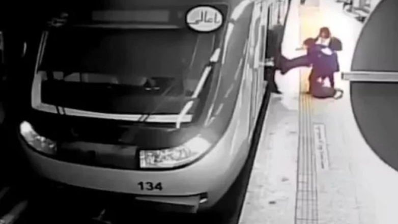 Ιράν: Συνελήφθη δικηγόρος στην κηδεία της 16χρονης που σκοτώθηκε στο μετρό της Τεχεράνης