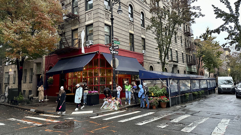 Θαυμαστές και φίλοι του «Τσάντλερ» τον αποχαιρετούν έξω από το διαμέρισμα των «Friends»