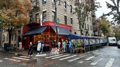 Μάθιου Πέρι: Oι θαυμαστές του με πόνο ψυχής τον αποχαιρετούν έξω από το τηλεοπτικό του σπίτι