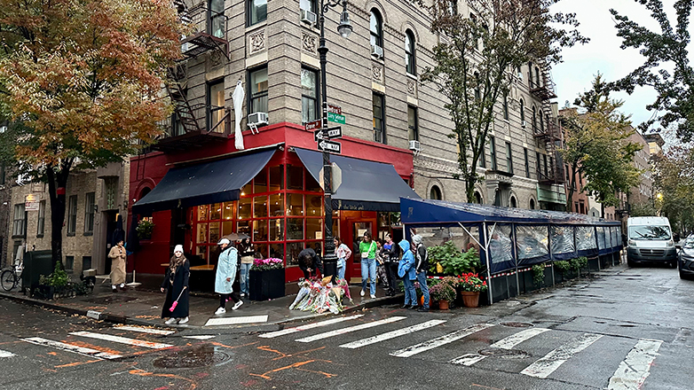 Μάθιου Πέρι: Oι θαυμαστές του με πόνο ψυχής τον αποχαιρετούν έξω από το τηλεοπτικό του σπίτι