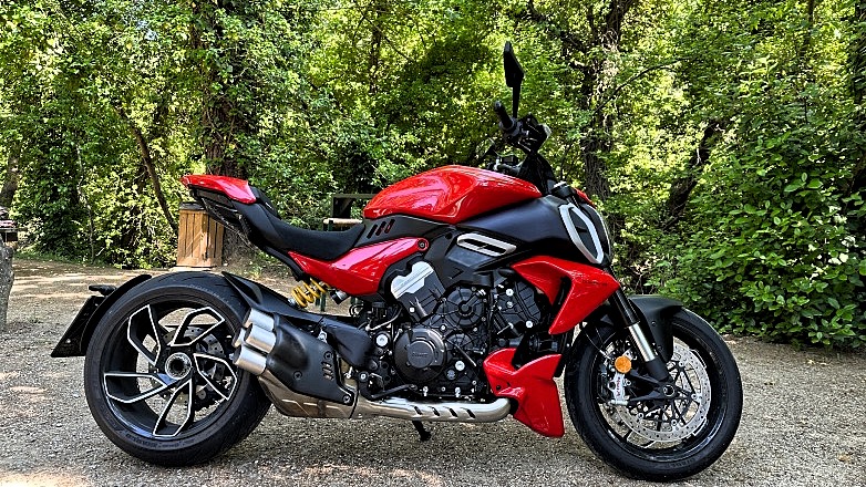 Μαχητής των δρόμων με την Ducati Diavel V4 Μαχητής των δρόμων με την Ducati Diavel V4