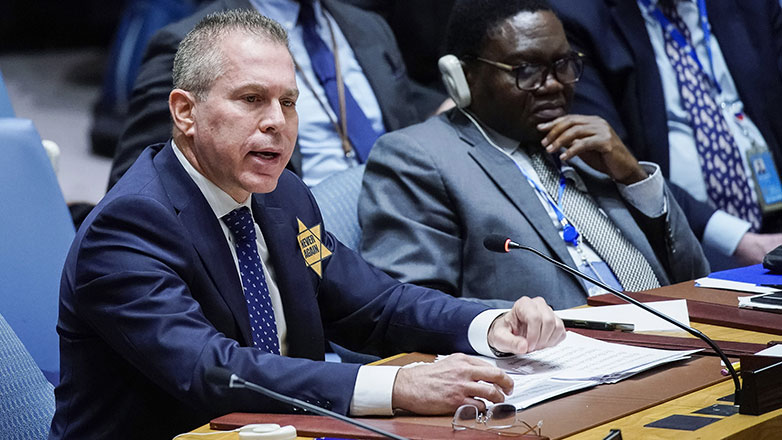 Ο Πρέσβης του Ισραήλ στον ΟΗΕ καρφίτσωσε το κίτρινο αστέρι στο στήθος του