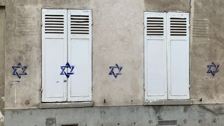 Γαλλία: Εισαγγελική παρέμβαση για τα Άστρα του Δαβίδ που ζωγράφησαν άγνωστοι σε σπίτια και επιχειρήσεις Εβραίων