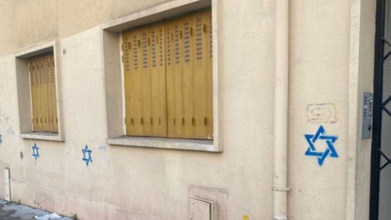 Σημάδεψαν με Άστρα του Δαβίδ σπίτια και επιχειρήσεις Εβραίων στο Παρίσι