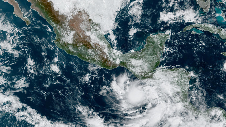 Σε συναγερμό η κεντρική Αμερική λόγω της τροπικής καταιγίδας Πιλάρ