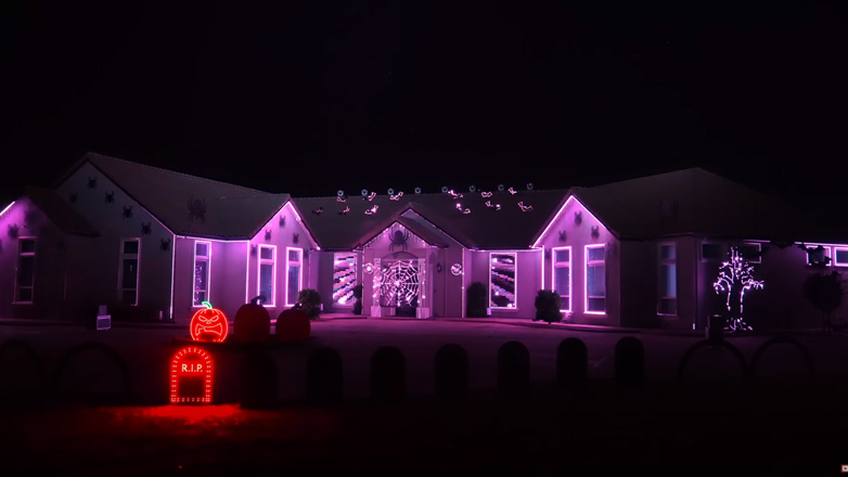 Φώτα και φωτιές για το Halloween στο ρυθμό του «Toxicity»