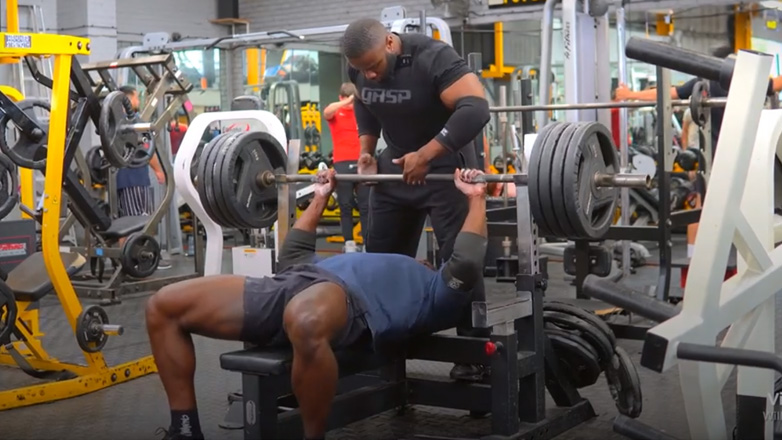 Μπάρα 180 κιλών πέφτει στο στήθος αρσιβαρίστα