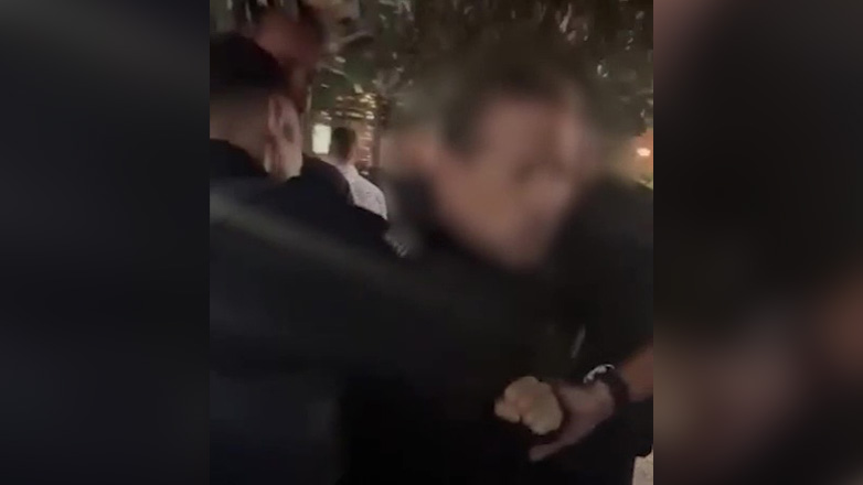 Η στιγμή της σύλληψης του 48χρονου επιχειρηματία που κατηγορείται ότι έσπασε στο ξύλο την έγκυο πρώην σύντροφό του